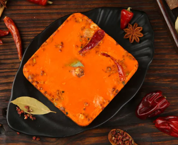 品味重慶經(jīng)典，老火鍋紅油底料入口那一刻，辣香四溢，你嘗過嗎？